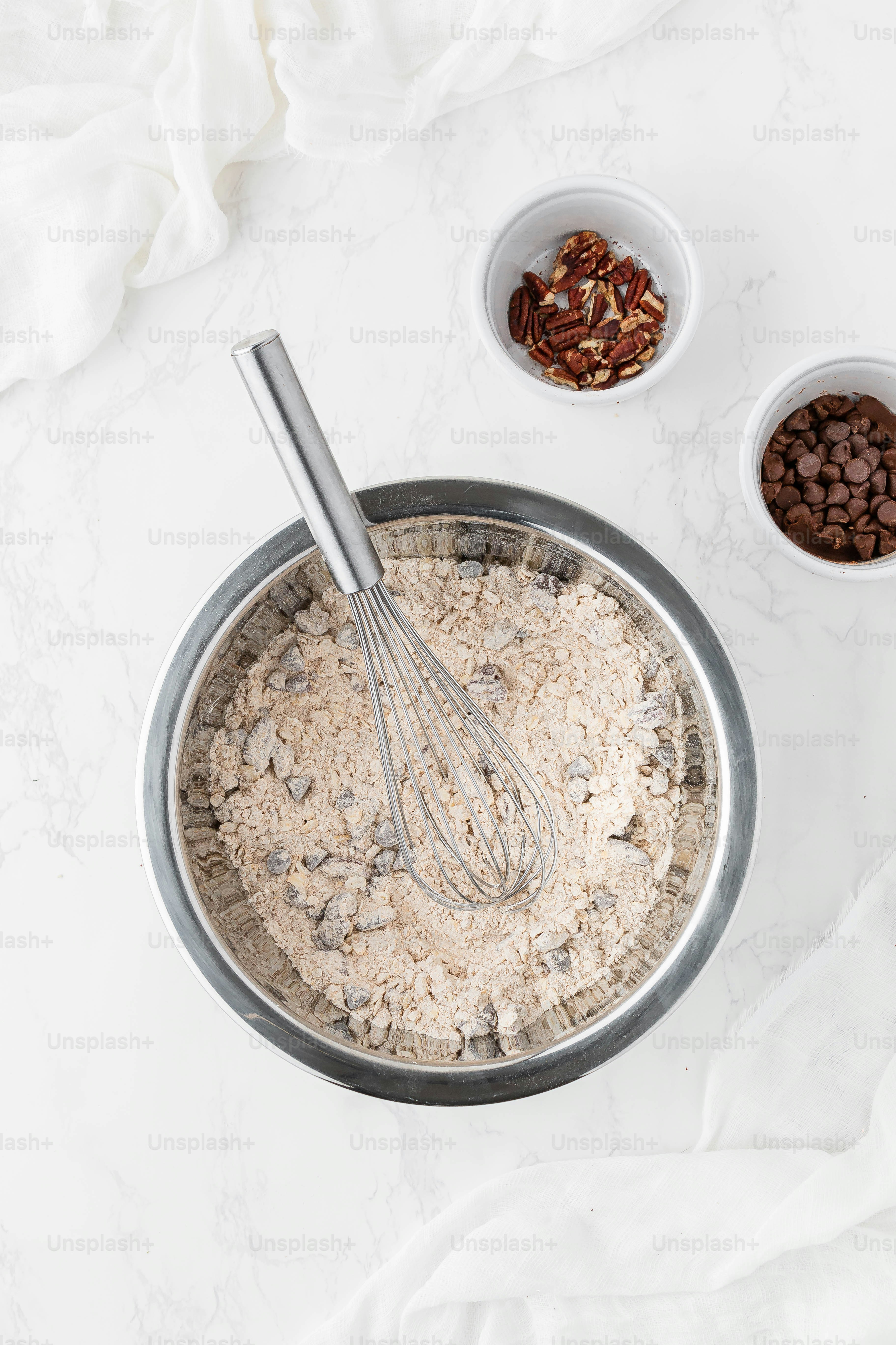 un bol de flocons d’avoine avec un fouet dedans