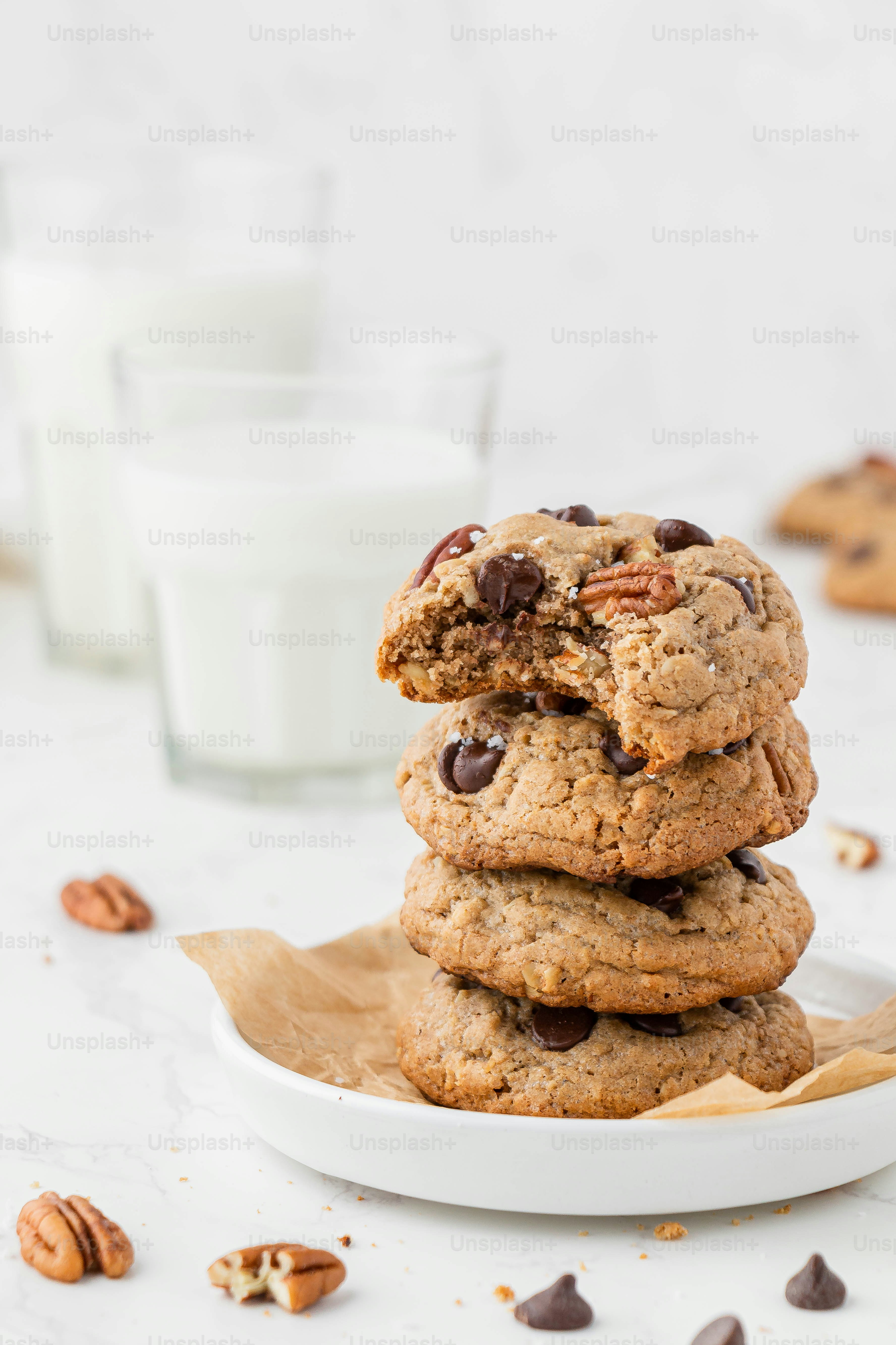 une pile de biscuits posée sur une assiette blanche