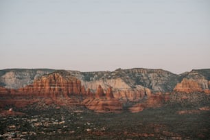 Blick auf eine Bergkette aus der Ferne