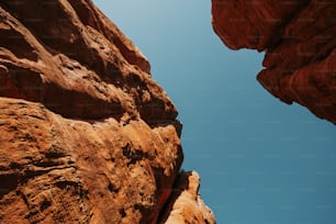 Una vista mirando hacia arriba a una formación rocosa