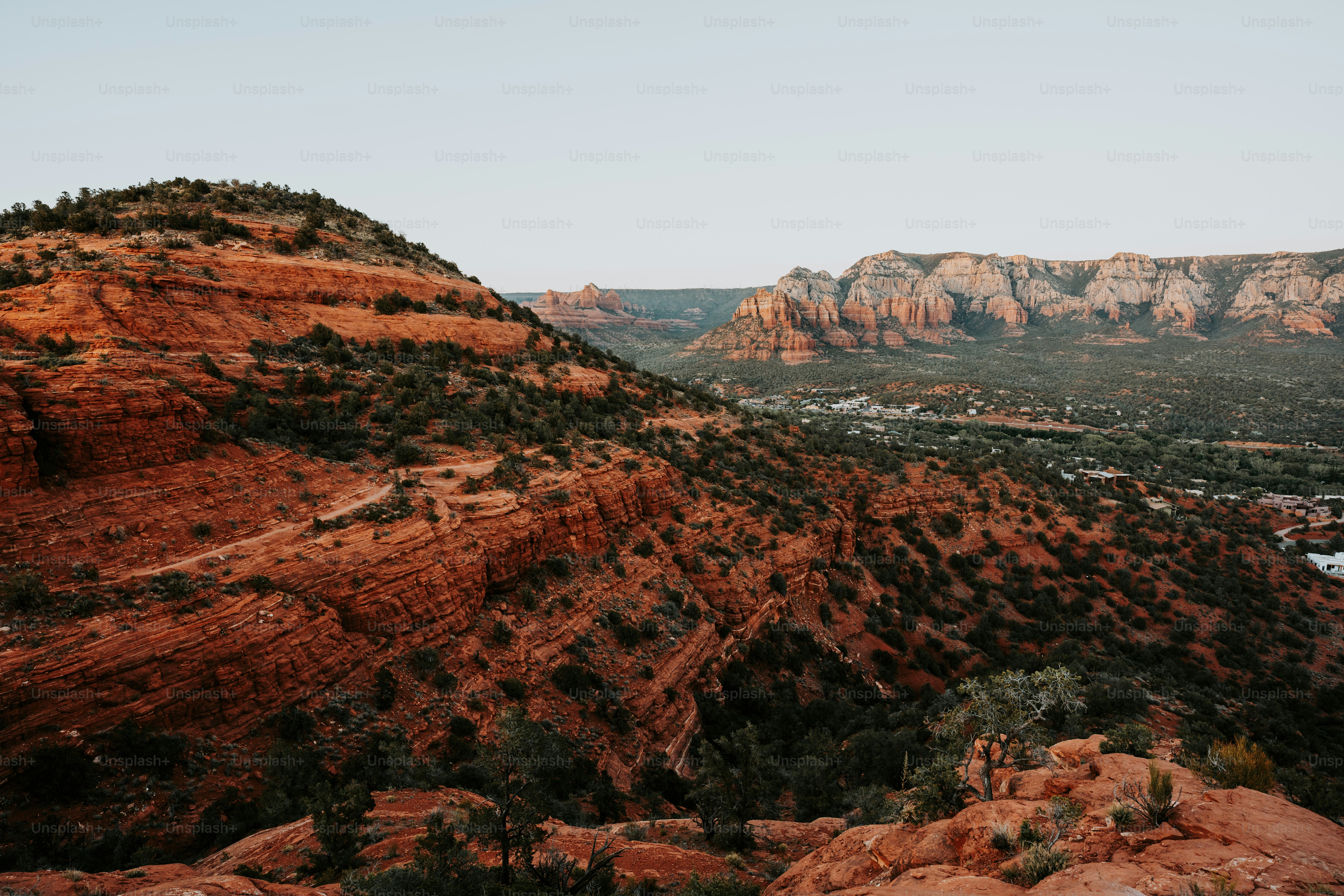 uma vista panorâmica de um vale com montanhas ao fundo