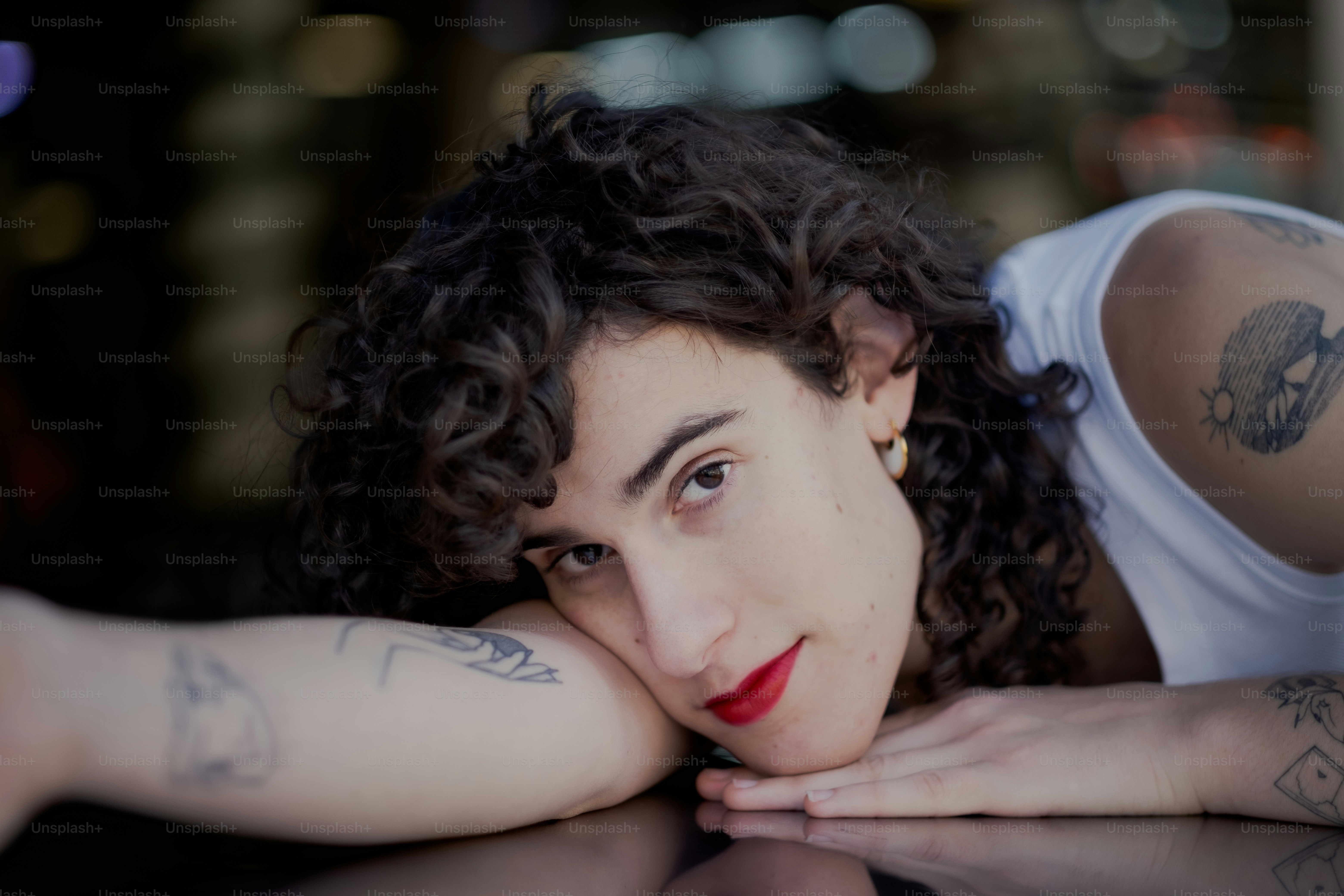 un primo piano di una persona posata su un tavolo