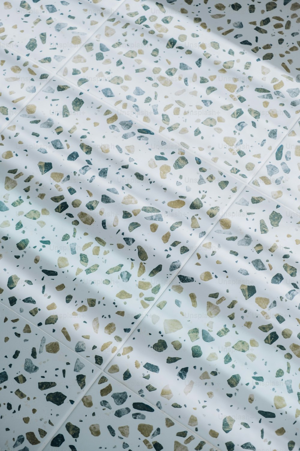 um close up de um tecido estampado branco e dourado