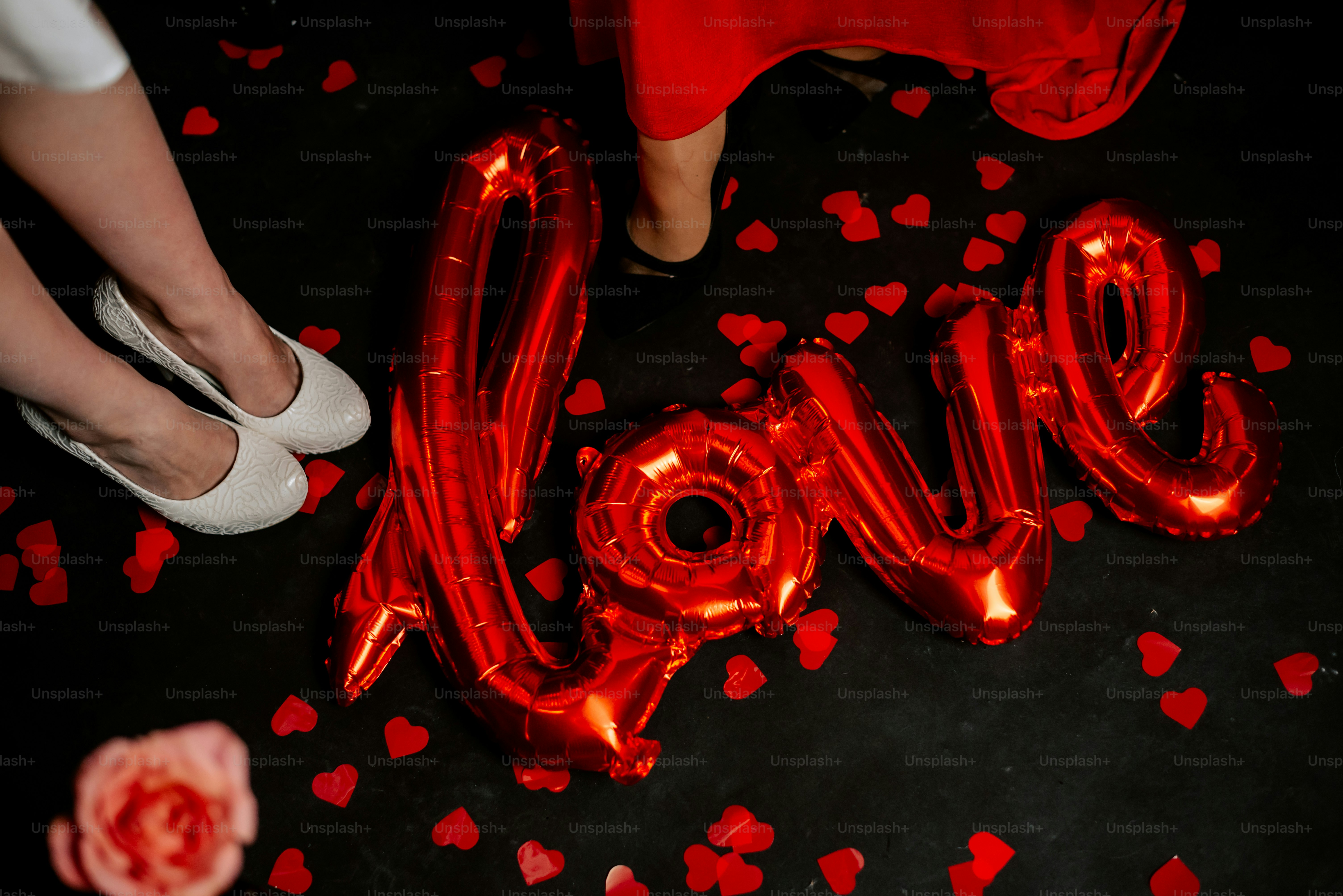 un couple de personnes debout l’une à côté de l’autre