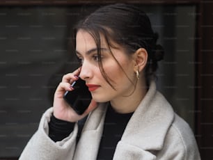 Una mujer está hablando por teléfono celular