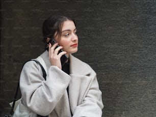 Una mujer está hablando por teléfono celular