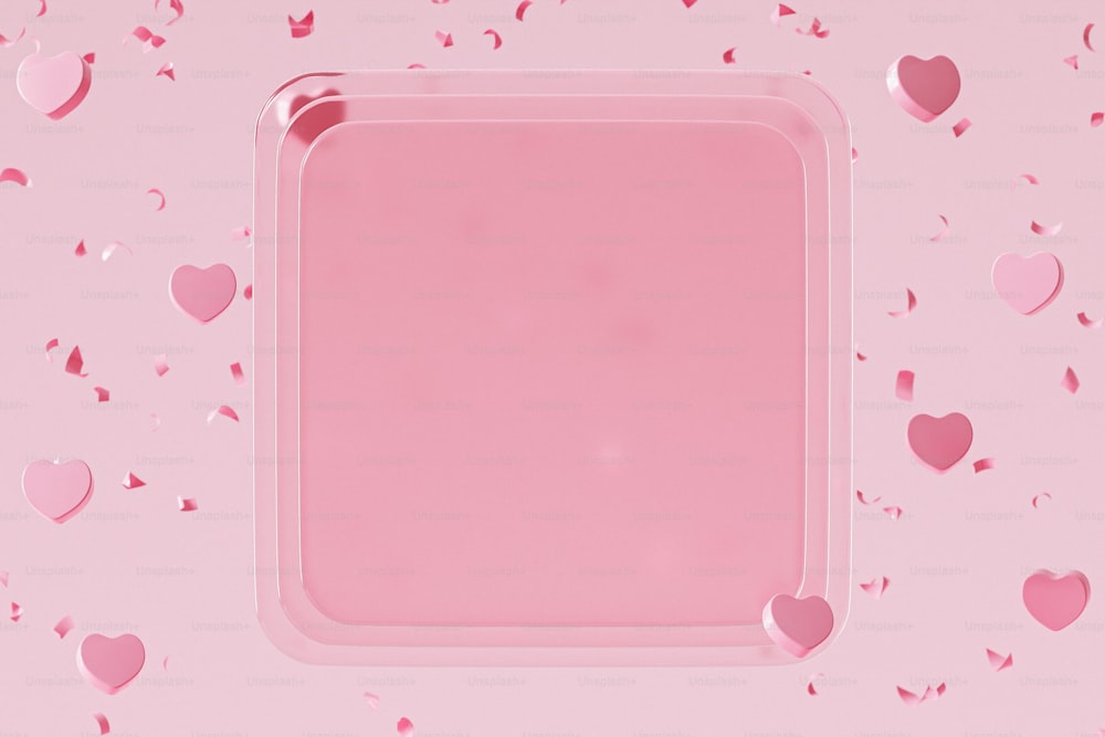 uma bandeja rosa com corações em um fundo rosa
