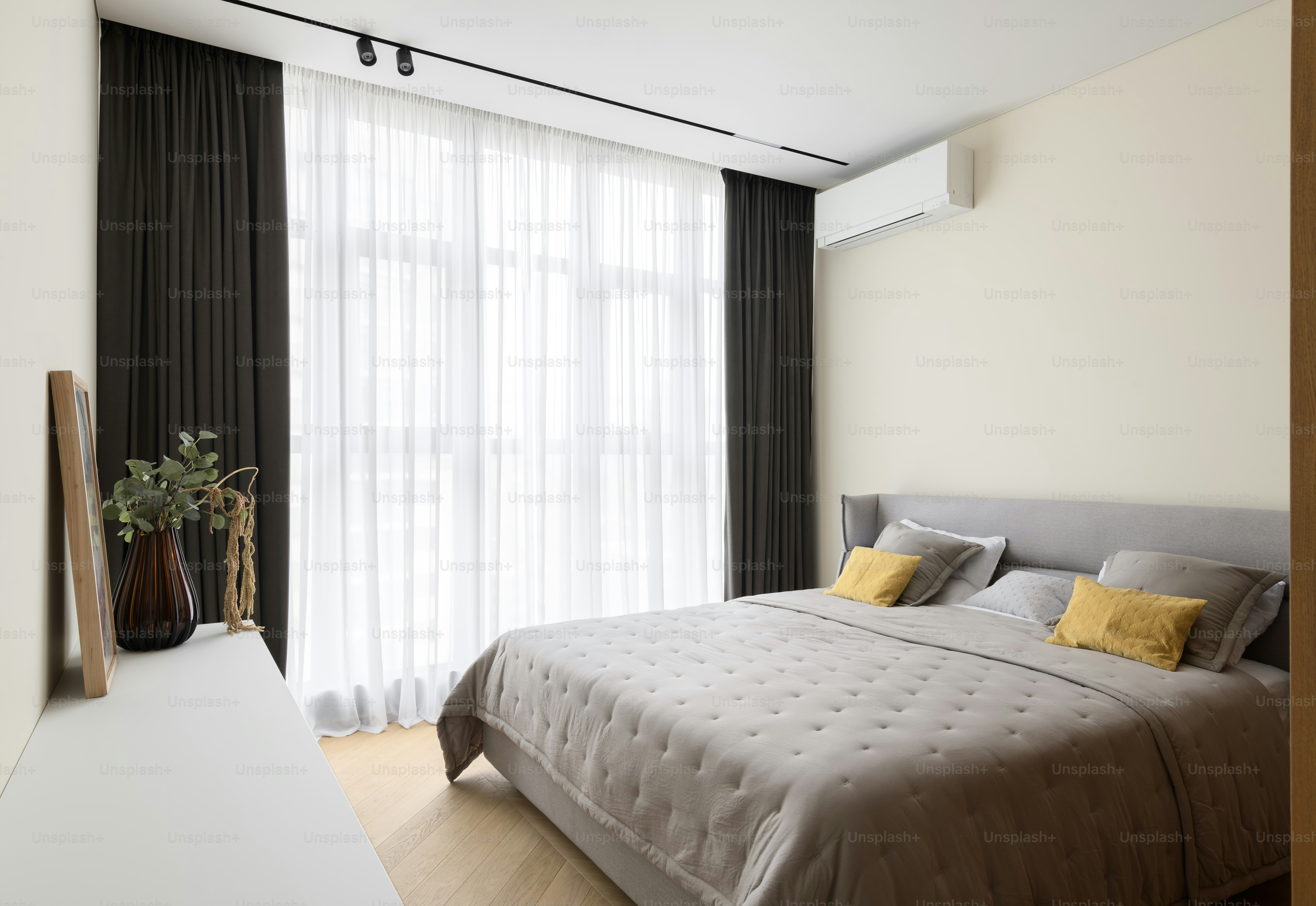 ein Schlafzimmer mit einem Bett und einem großen Fenster