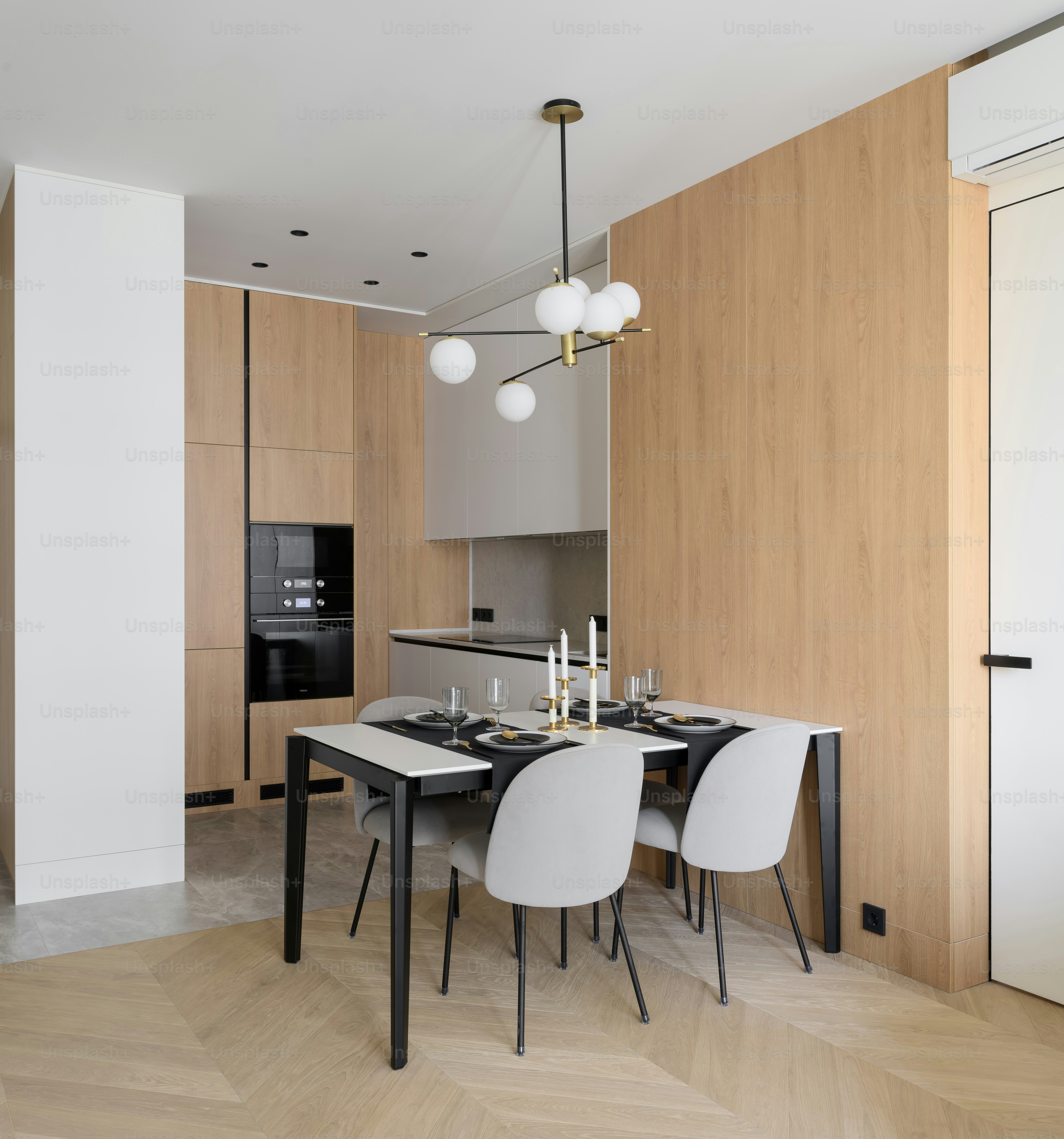 ein Esszimmer mit Tisch und Stühlen