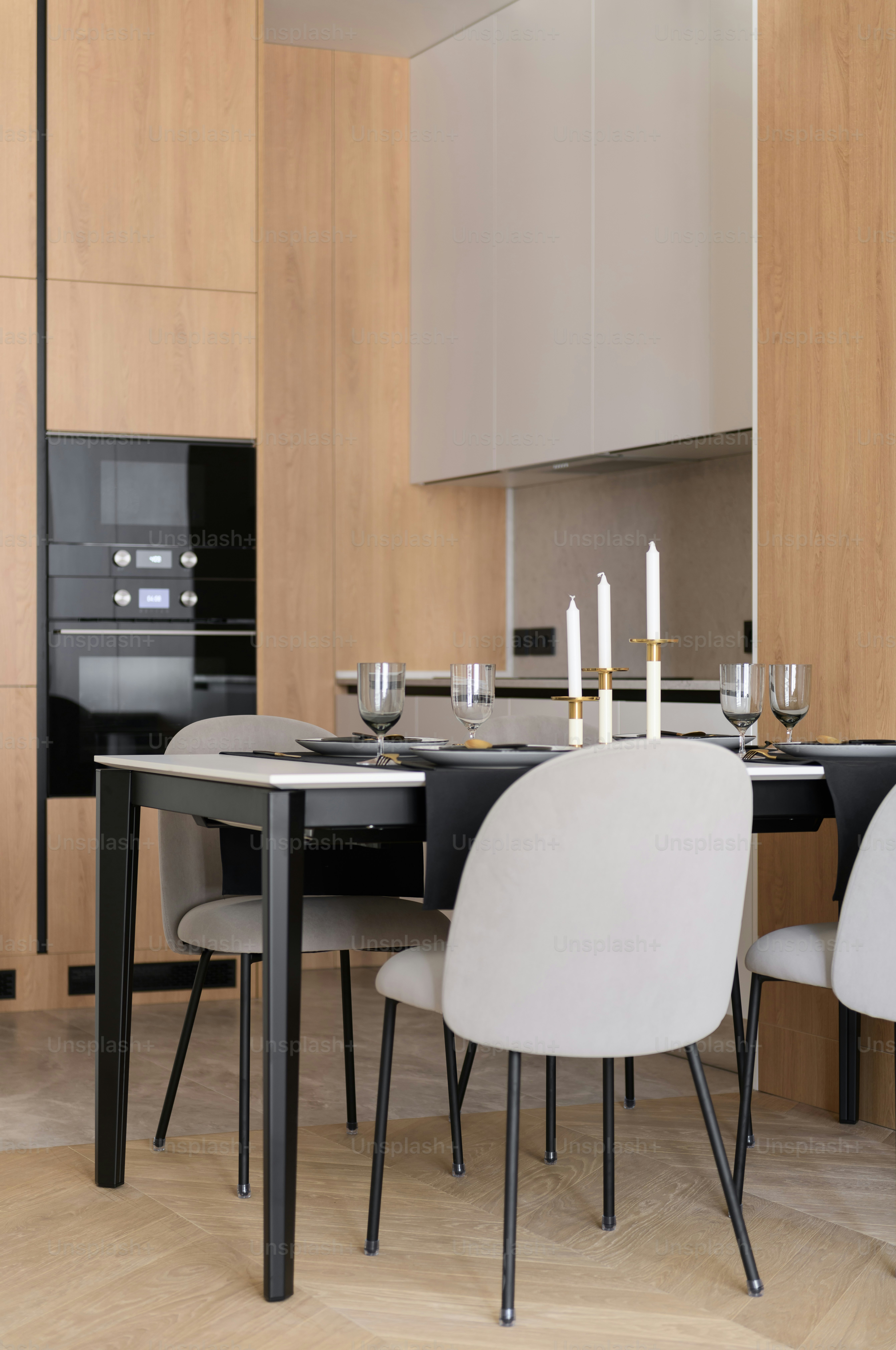 ein Esszimmer mit Tisch und Stühlen