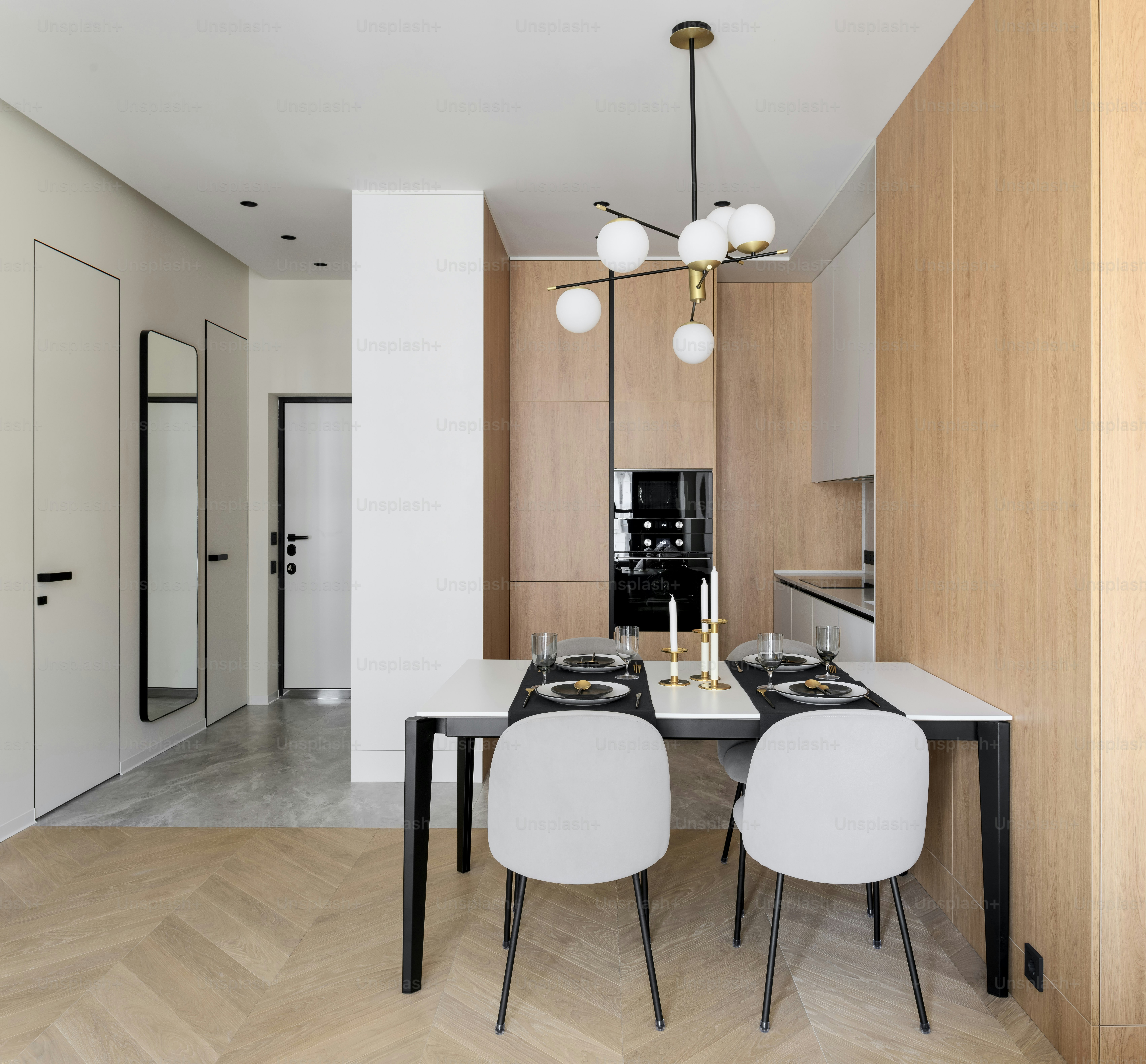 ein Esszimmer mit Tisch und Stühlen