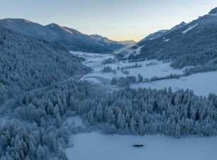 uma vista aérea de um vale nevado da montanha