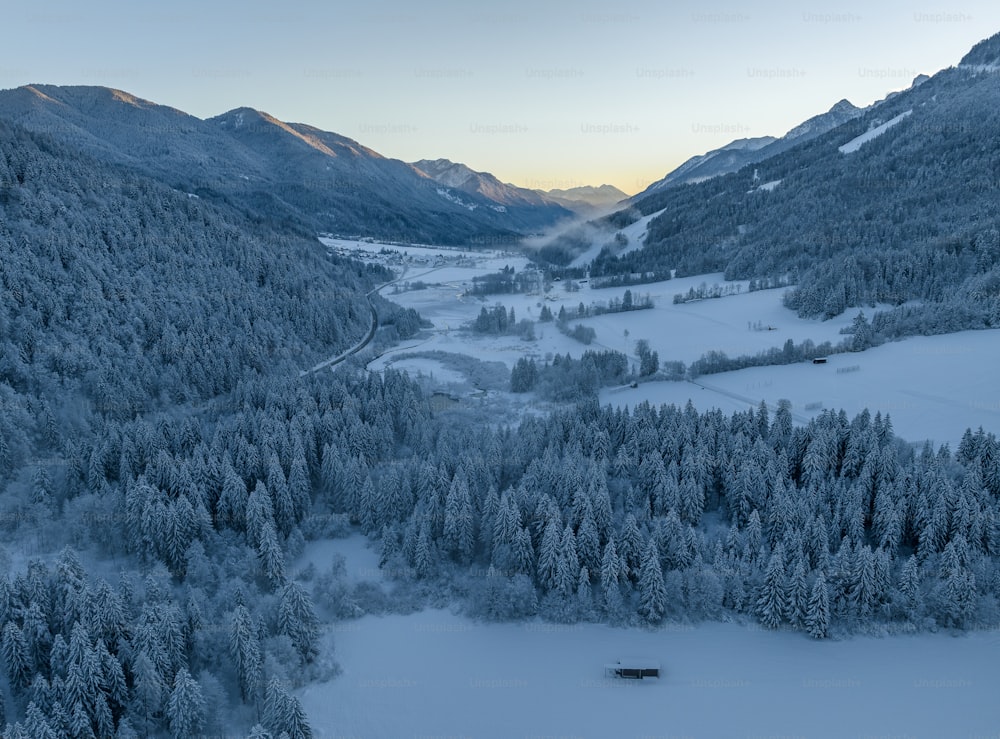 Una vista aérea de un valle nevado de montaña