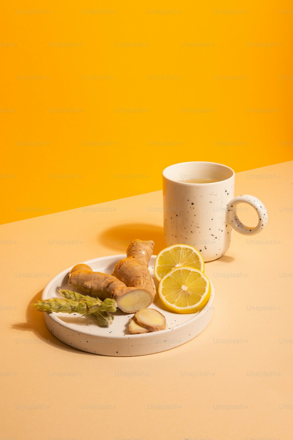 음식 한 접시와 테이블 위의 컵