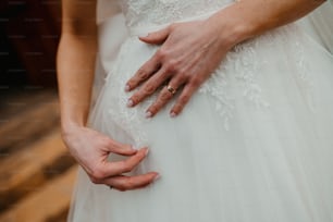 Un primer plano de una persona con un vestido de novia