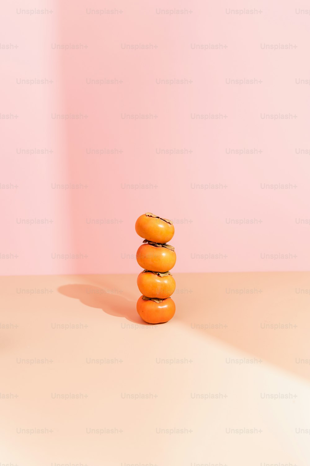 uma pilha de donuts sentados em cima de uma mesa