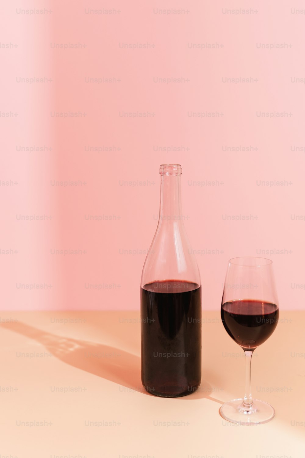 와인 한 병과 테이블 위의 유리