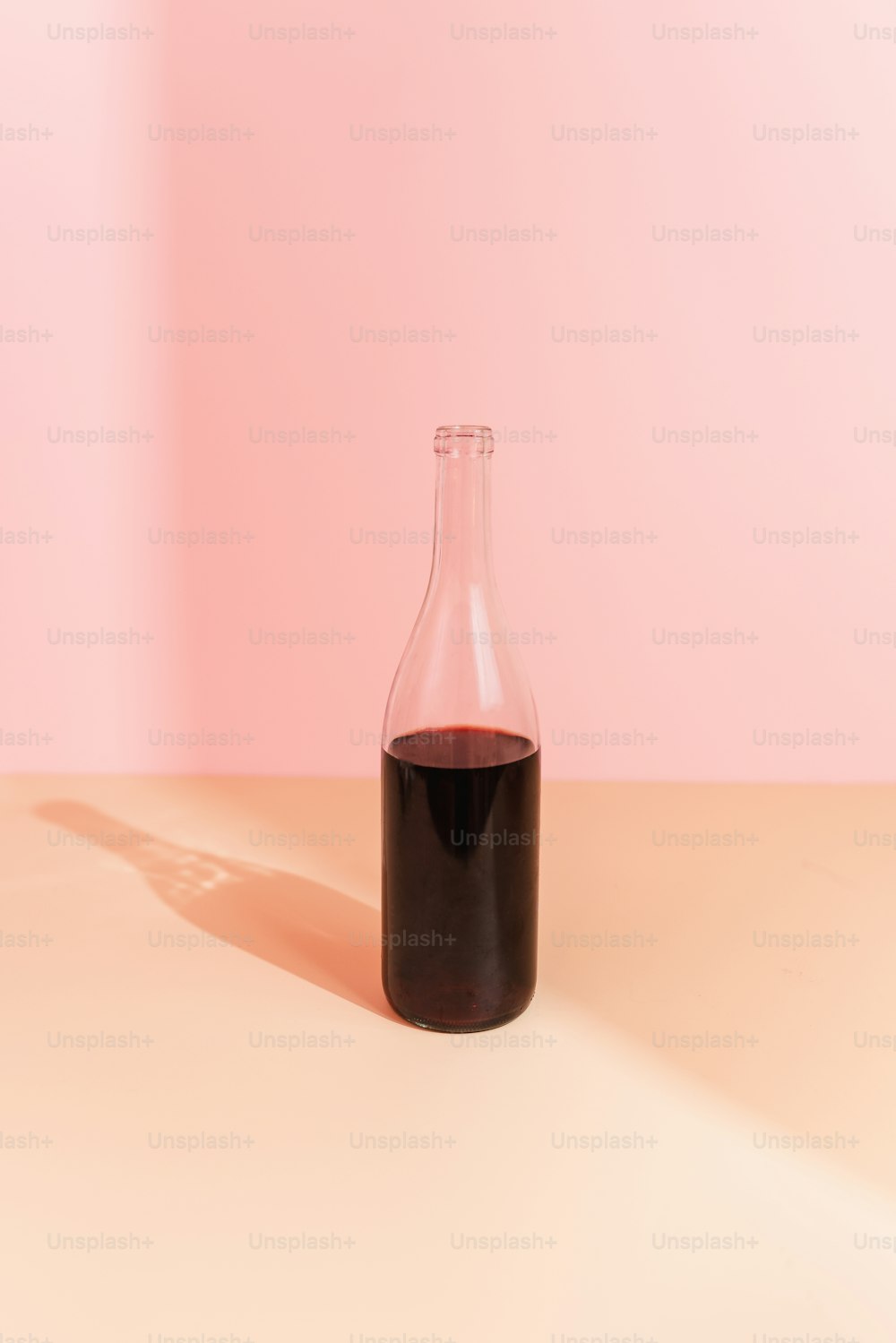 una bottiglia di vino rosso seduta su un tavolo