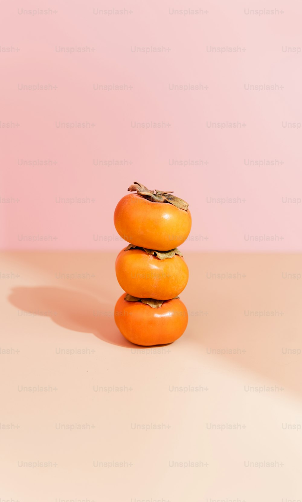 una pila di arance sedute una sopra l'altra
