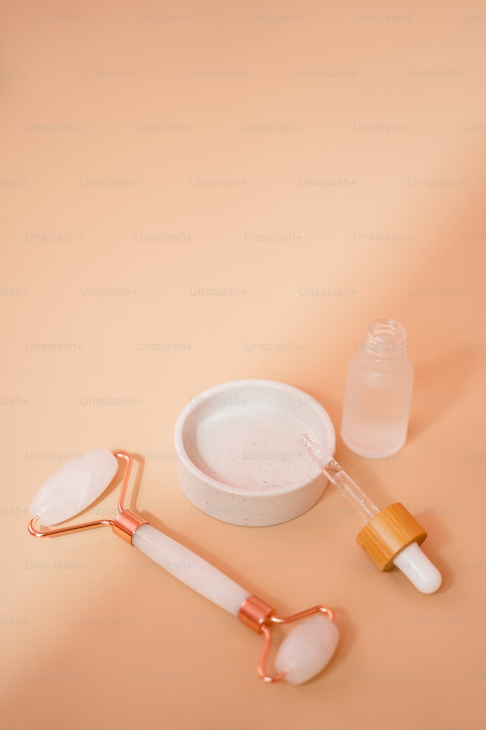 uma mesa rosa com uma escova de dentes, recipiente e outros itens