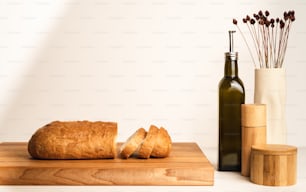 Una barra de pan sentada encima de una tabla de cortar de madera