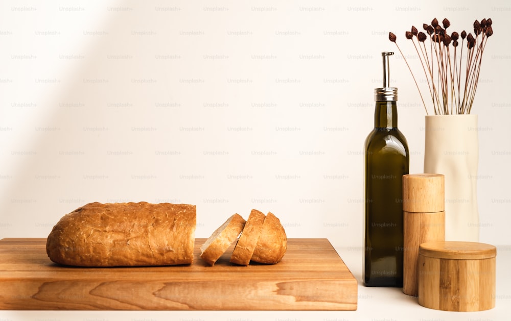 木製のまな板の上に座っている一斤のパン