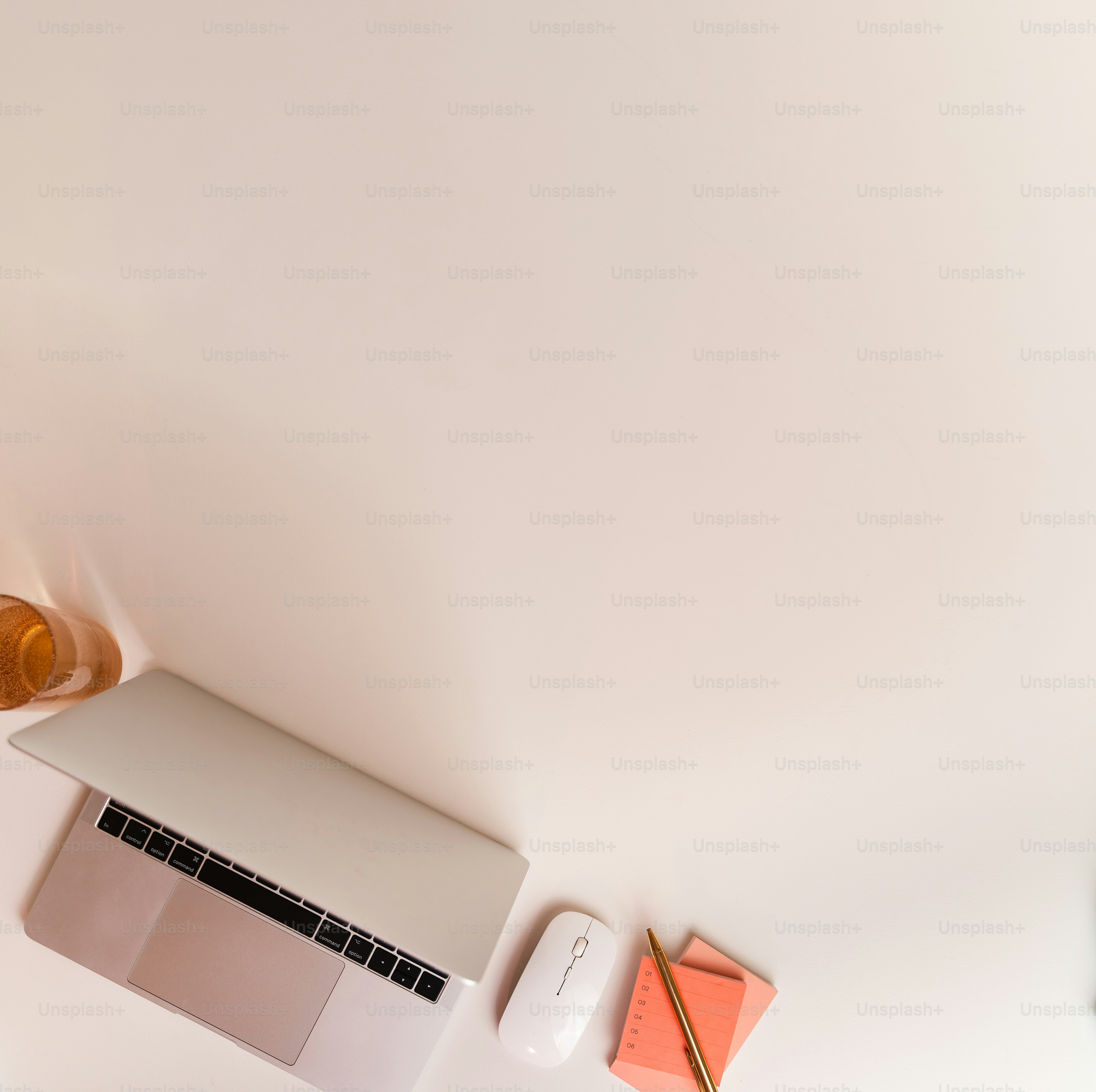 ラップトップとマウスを備えた白い机