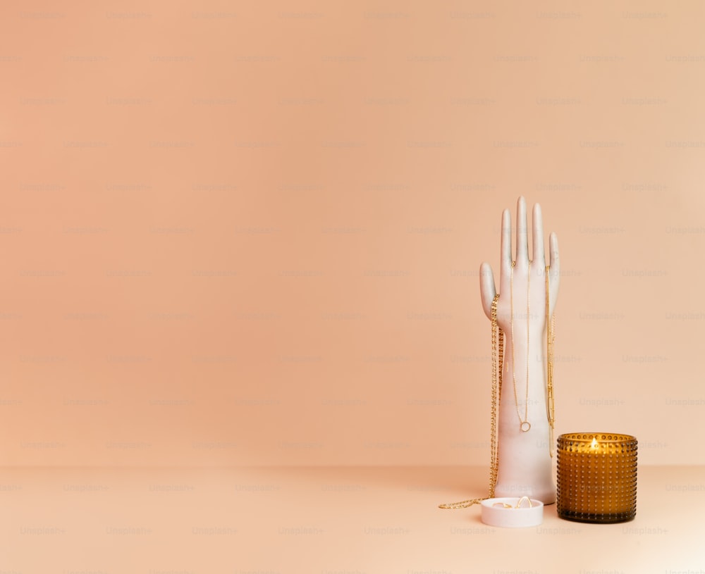 una forchetta e una candela su un tavolo