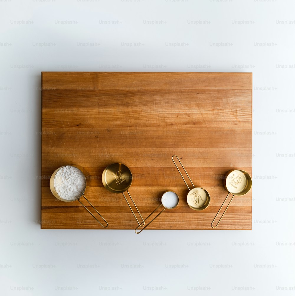 uma tábua de corte de madeira coberta com diferentes tipos de alimentos
