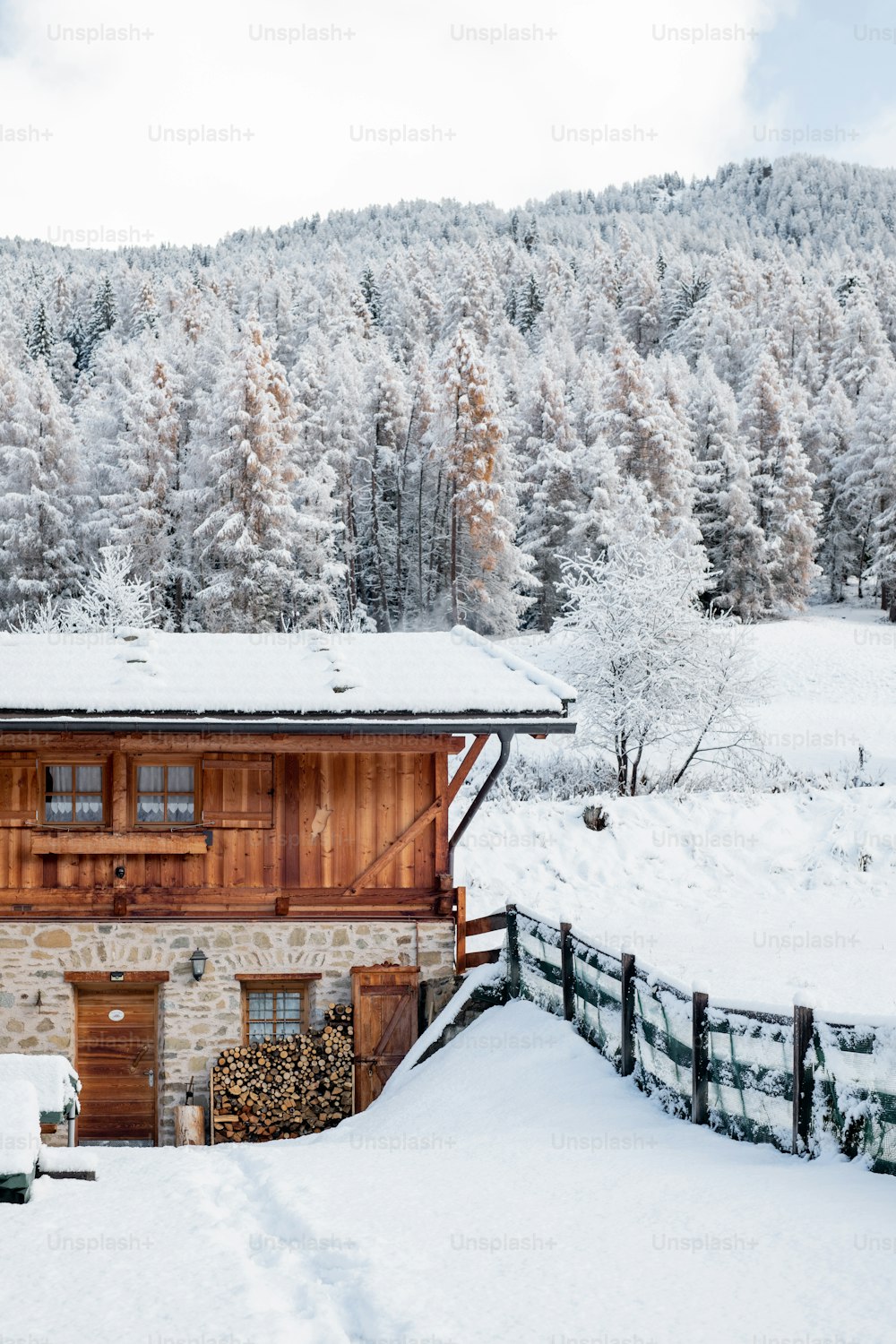 uma casa no meio de um campo nevado