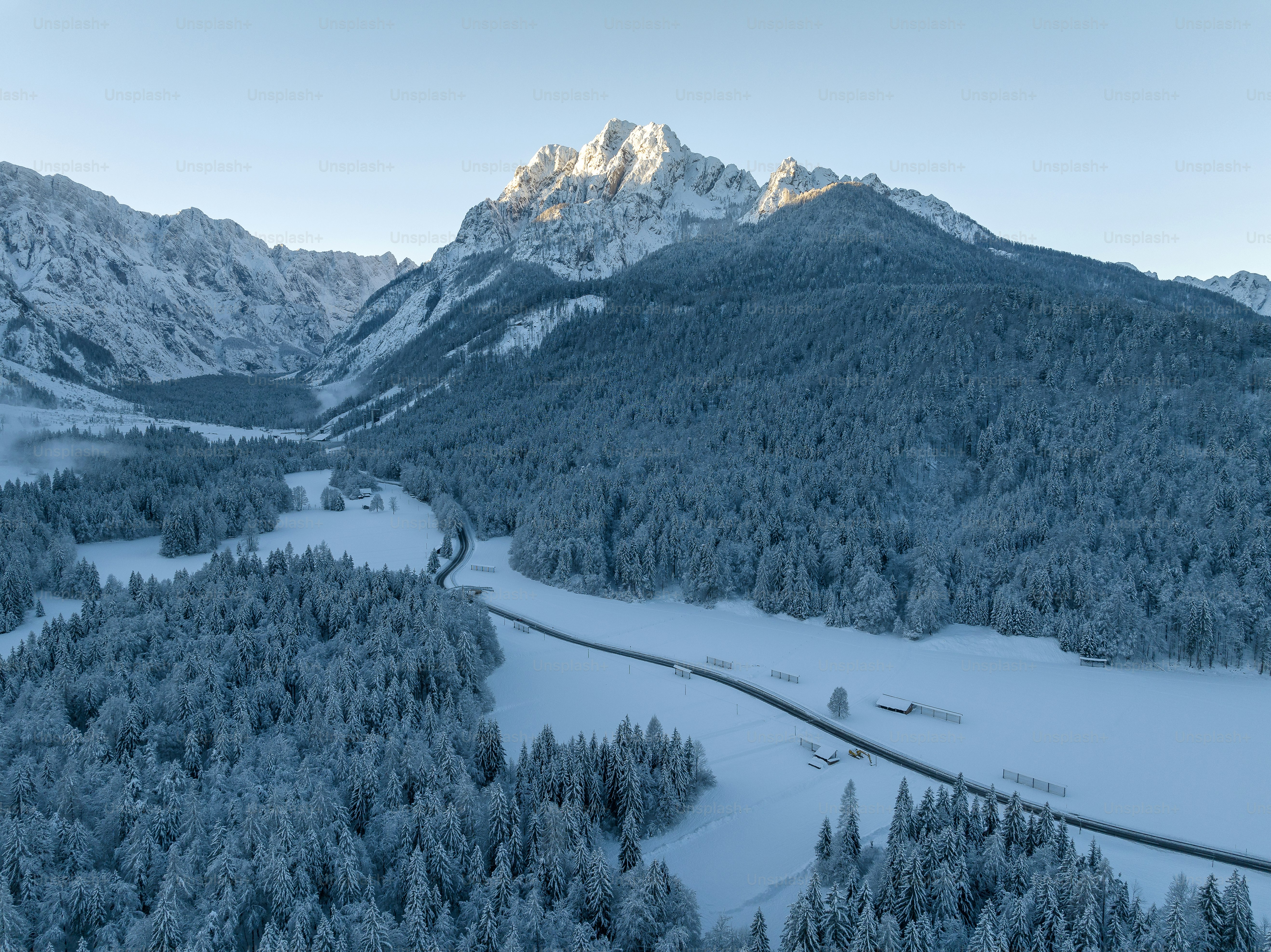 une montagne enneigée traversée par une rivière