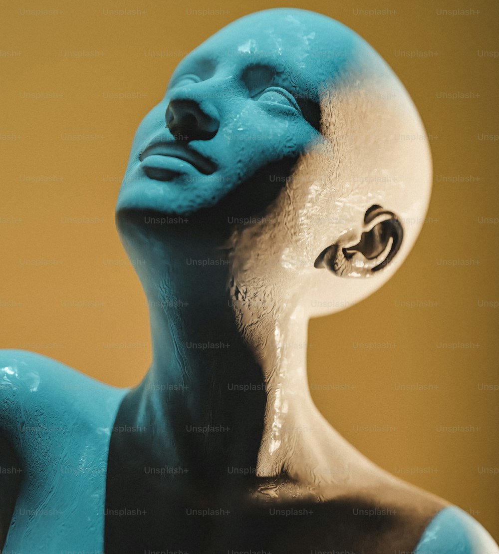 Un primer plano de una estatua de una persona con un cuerpo azul