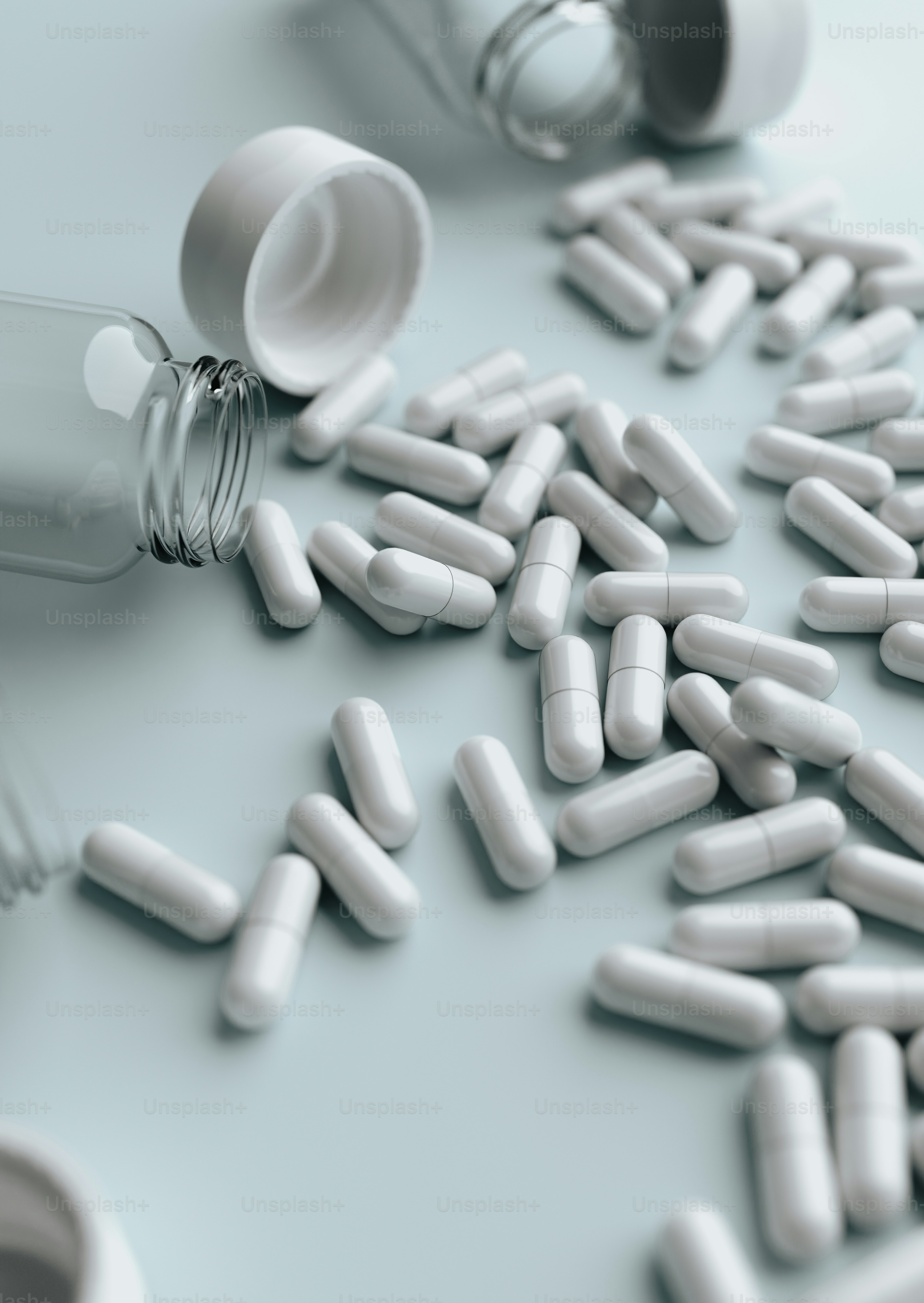 Ein Haufen Pillen läuft aus einer Flasche