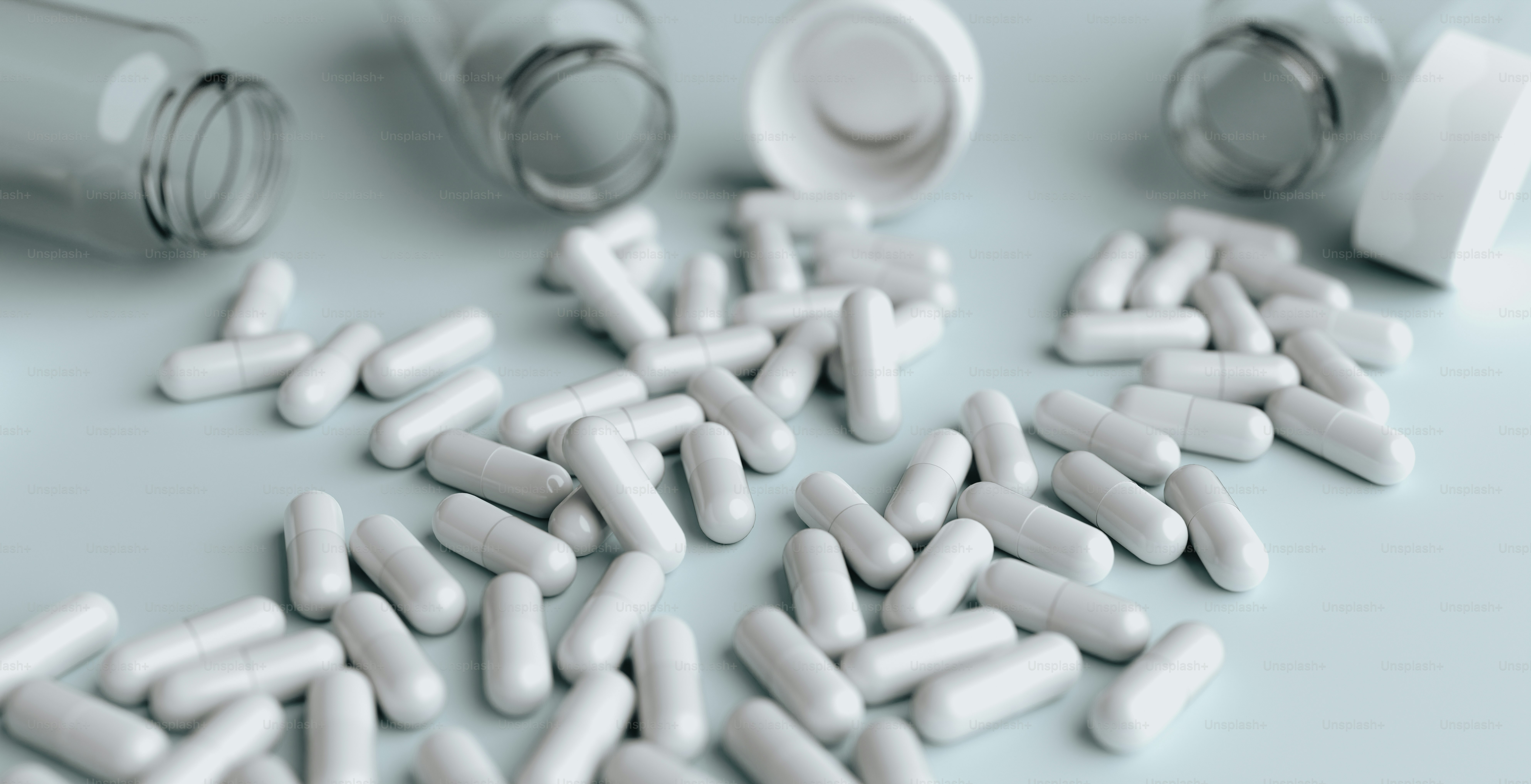 uma pilha de pílulas brancas sentadas em cima de uma mesa