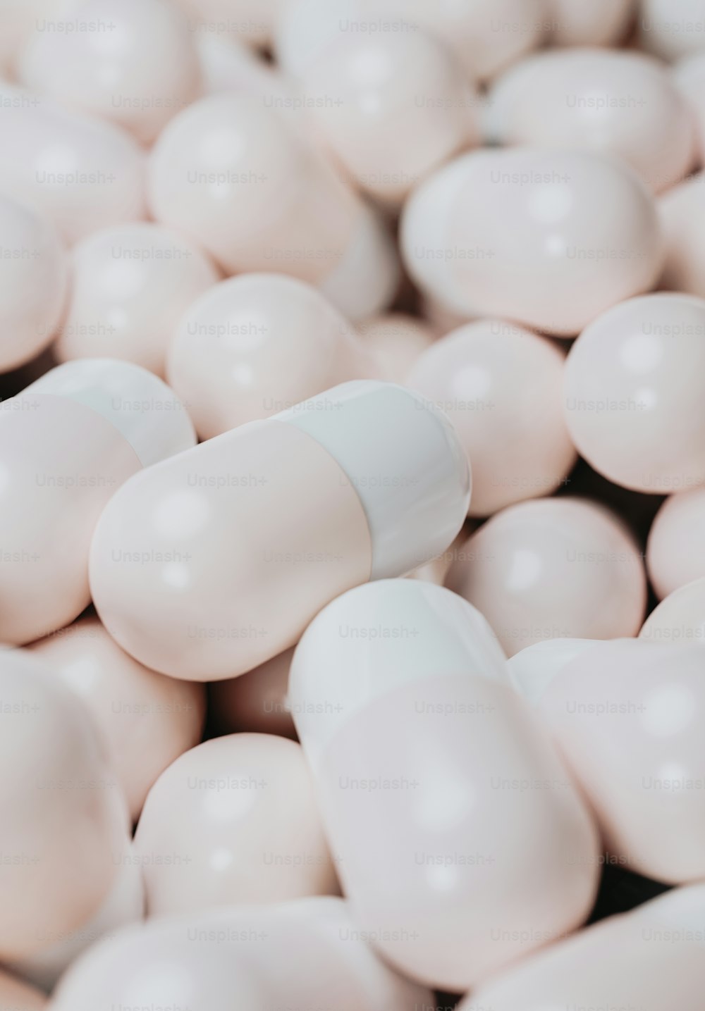 Un montón de píldoras blancas sentadas una encima de la otra