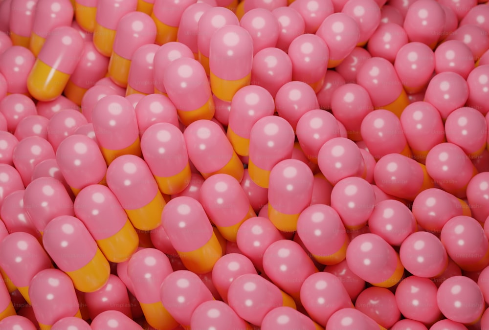 Una gran pila de píldoras rosadas y amarillas