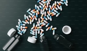 píldoras que se derraman de una botella sobre una mesa