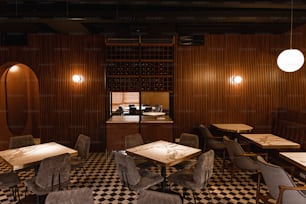 um restaurante com piso quadriculado e paredes de madeira