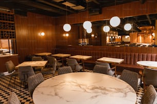 Un restaurante con mesas y sillas de mármol