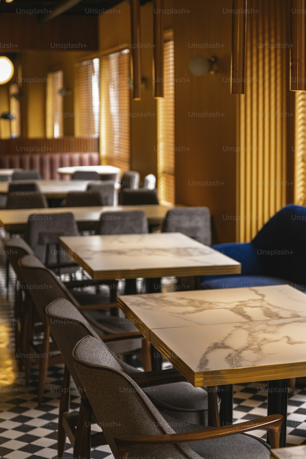 市松模様の床とテーブルと椅子のあるレストラン