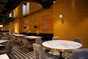 체크 무늬 바닥과 테이블과 의자가있는 레스토랑