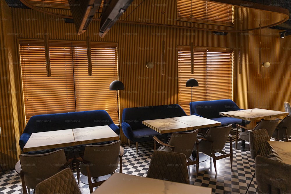 체크 무늬 바닥과 나무 벽이있는 레스토랑