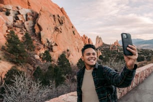 Un homme prenant une photo avec son téléphone portable