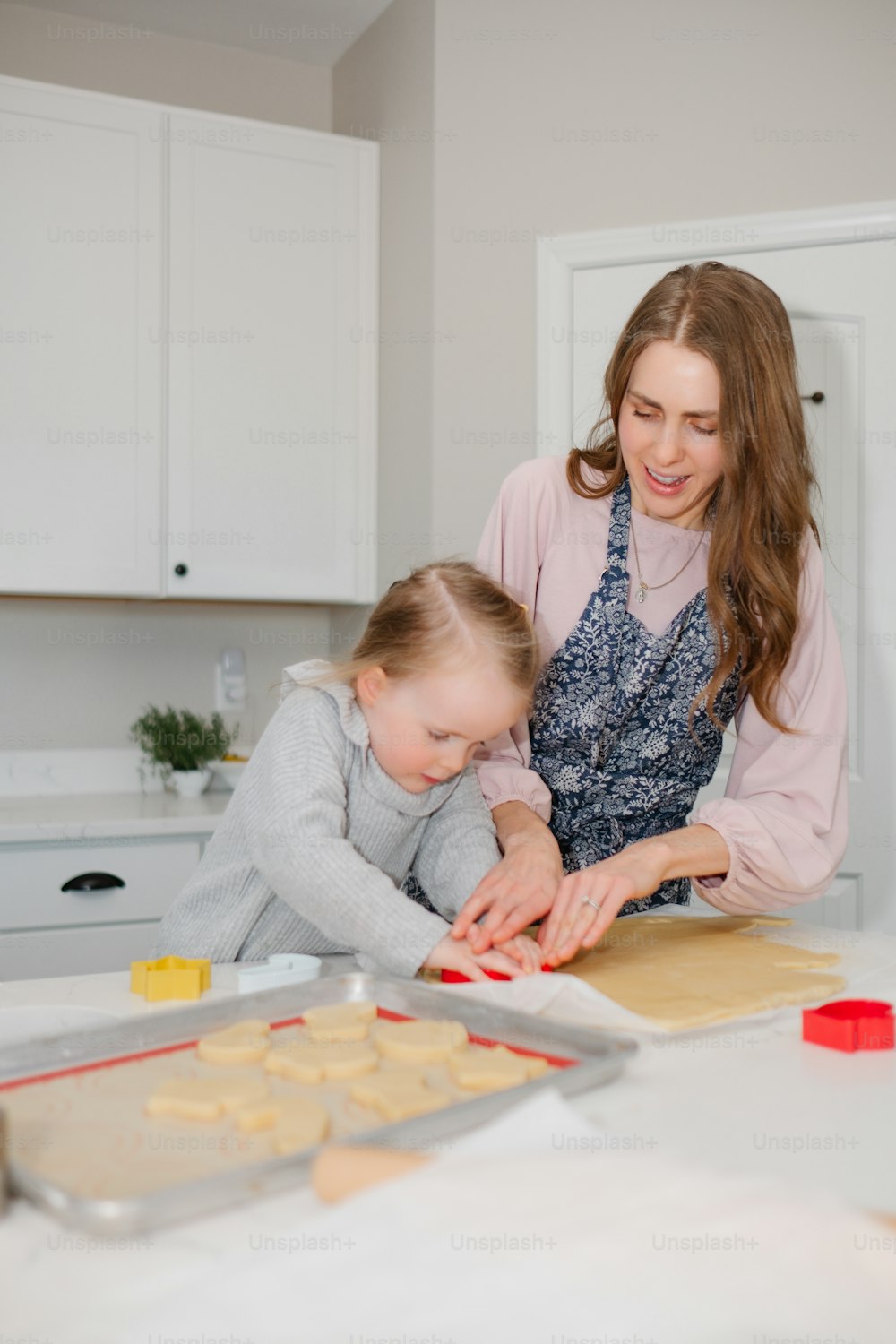 Une femme et un enfant fabriquent des biscuits