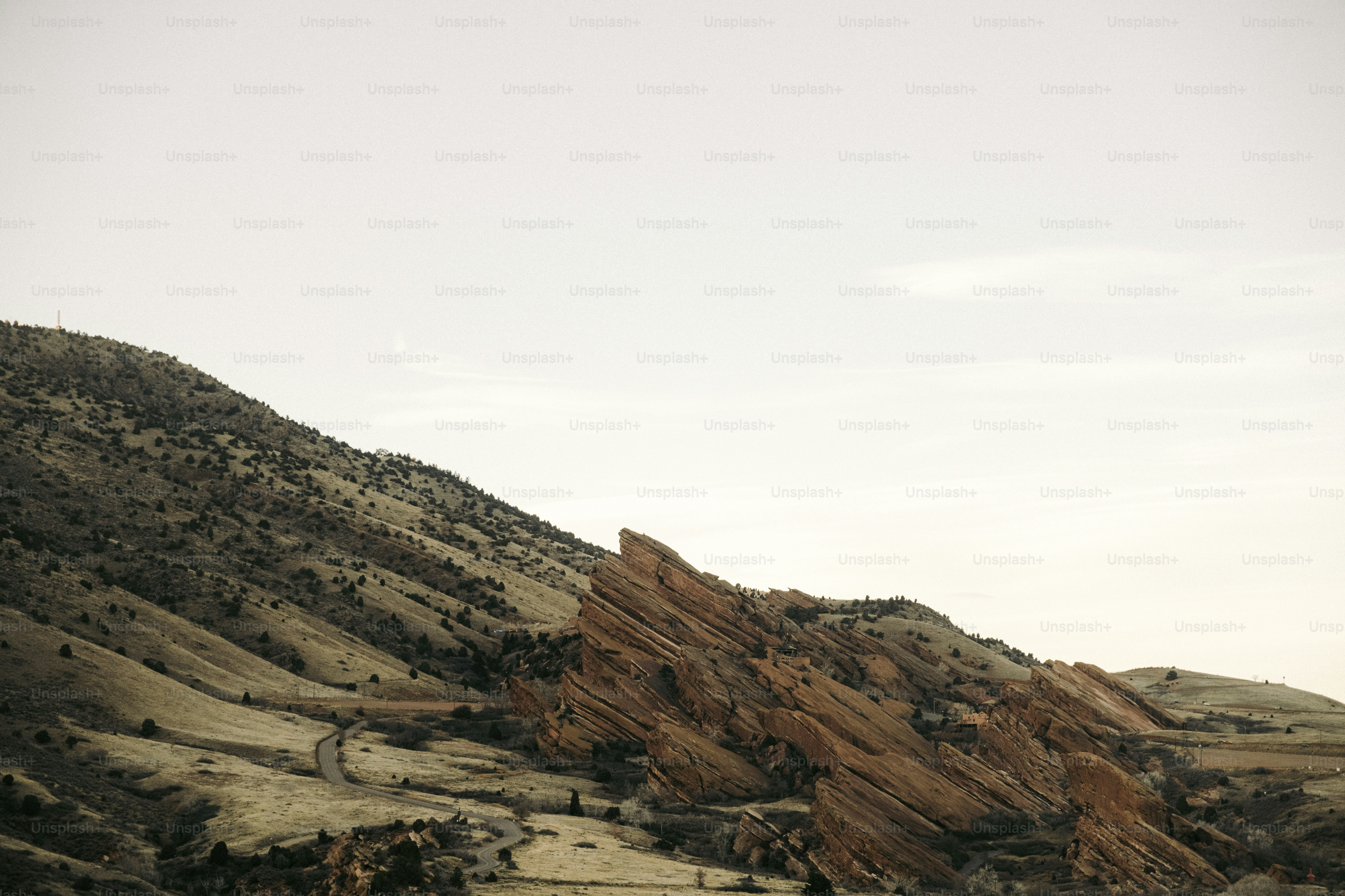 Ein Berg mit einer Straße, die durch ihn führt