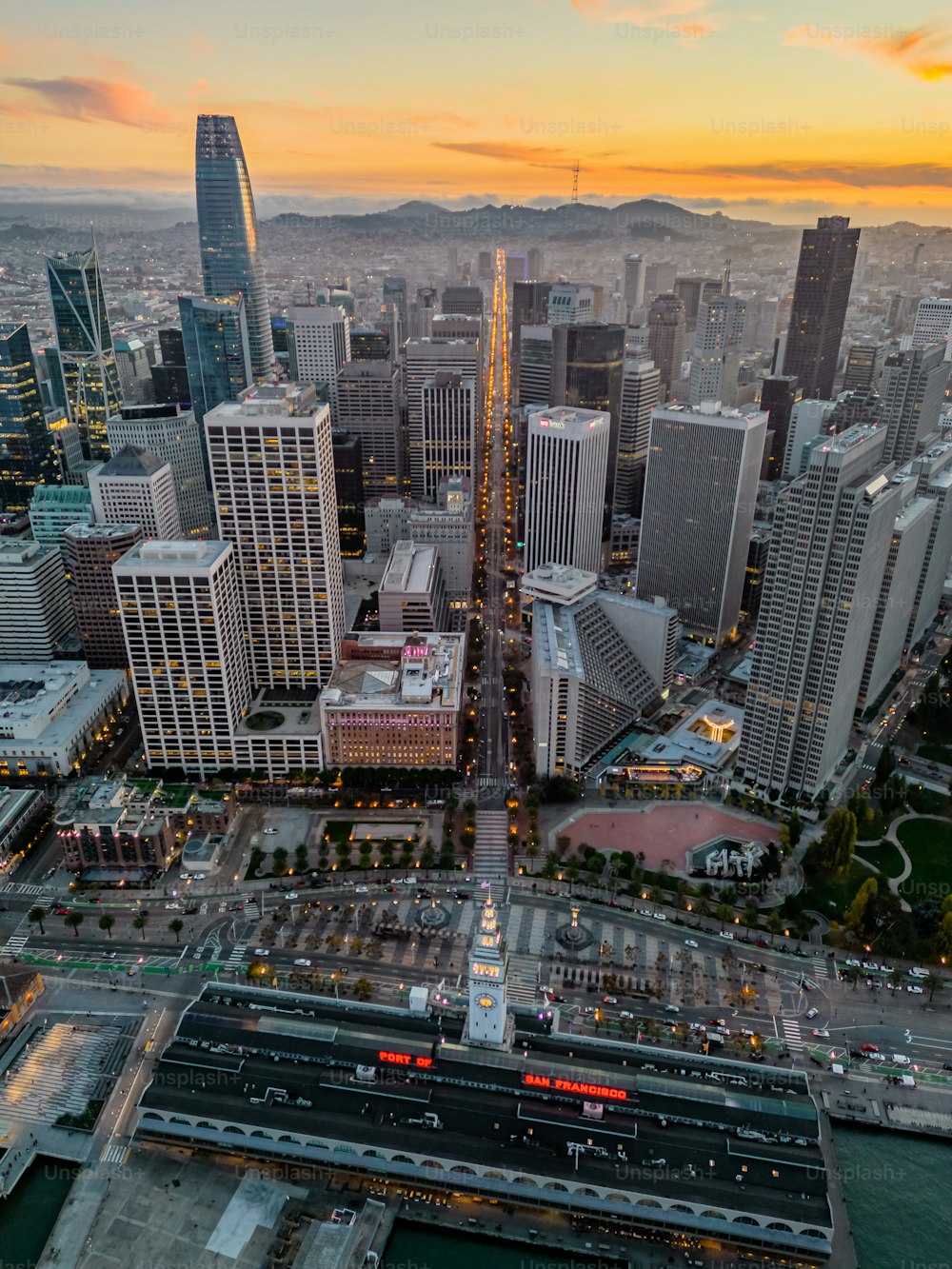 una veduta aerea di una città al tramonto