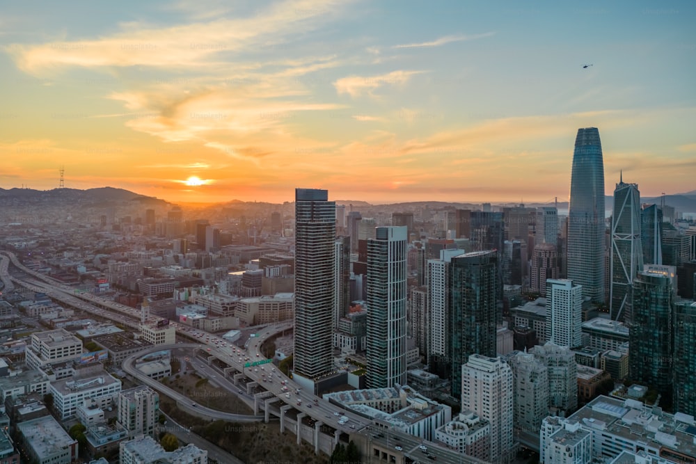 Le soleil se couche sur une grande ville