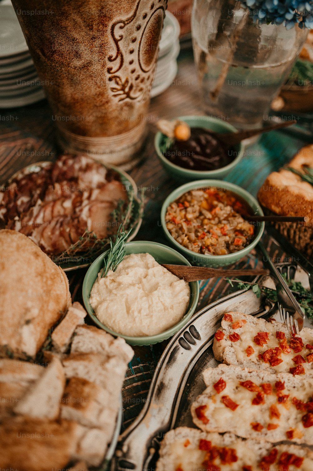 Una mesa cubierta con muchos tipos diferentes de comida