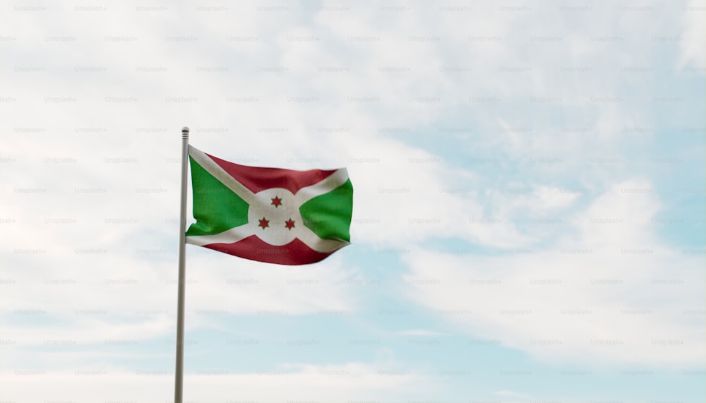 Eine Flagge, die an einem bewölkten Tag im Wind weht