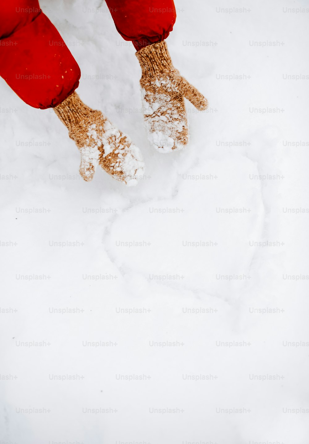 eine Person, die mit den Füßen im Schnee im Schnee steht